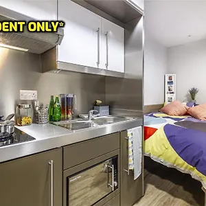 Student Only Zeni In Apartment Brighton